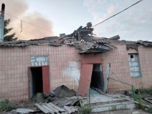 Зруйнована ворожим обстрілом покрівля одноповерхової будівлі.