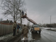 Бійці 4-ї механізованої бригади зводять антидронові сітки над населеним пунктом Донеччини