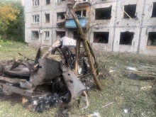 Згорілий автомобіль поруч зі знищеним будинком