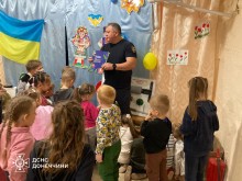 Рятувальник Донеччини проводить урок мінної безпеки для дітей дошкільного віку