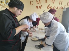 Учні Торецького професійного ліцею готують страви під час проходження виробничої практики