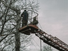 Бійці 4-ї механізованої бригади зводять антидронові сітки над населеним пунктом Донеччини