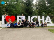 Спільне фото дітей біля букв "Я люблю Бучу".