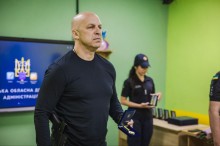 Вадим Філашкін готується вручити нагородні знаки рятувальникам Донеччини.