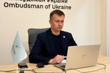 Представник Уповноваженого Верховної Ради України з прав людини у Донецькій та Луганській областях Дмитро Михальов за столом перед ноутбуком