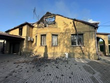 Двоповерховий будинок, зруйнований через ворожий обстріл.