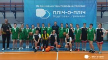 Юні спортсмени разом з тренерами позують на фоні банеру проєкту "Пліч-о-пліч"