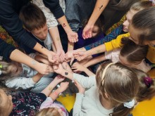 Діти демонструють свої руки з наклейками