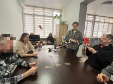 Фахівці Центру життєстійкості "Мангуш" проводять заняття з ігротервпії для військових у госпіталі