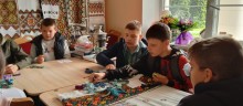 Хлопці з Донеччини займаються вишиванням у студії «Веселка»