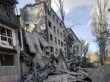 Зруйнована бюагатоповерхівка після ворожого обстрілу