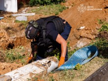 Піротехнік закріплює нерозірваний боєприпас