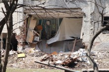 Зруйнований багатоповерховий будинок після російського обстрілу.
