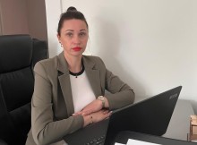 Начальник відділу соціального захисту населення та охорони здоров’я Мангушської селищної військової адміністрації Оксана ІЩЕНКО під час обговорення рішень для підтримки звільнених з полону, важкопоранених військовослужбовців та членів їх сімей.