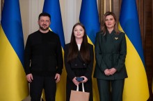 Яна Степаненко з Володимиром та Оленою Зеленськими під час отримання відзнаки "Майбутнє України"