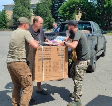 Військові вантажать генератор у автівку