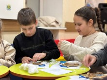 Діти на майстер-класі з виготовлення казкового будиночка