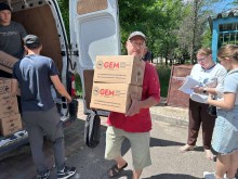 Представники Благодійної організації Благодійного фонду «GLOBAL EMPOWERMENT MISSION» GEM на постійній основі забезпечують мешканців Донеччини продуктовими наборами та питною водою, самостійно доставляючи допомогу у найвіддаленіші куточки області