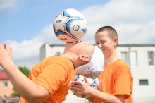 Діти виконують вправи з м'ячем