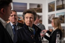 Принцеса Анна оглядає виставку