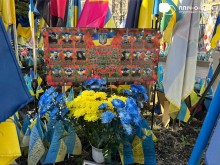 Жовто-блакитні квіти біля меморіалу пам'яті загиблих героїв з Часовоярської громади