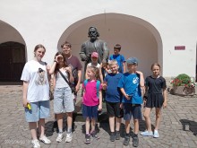 Група дітей фотографується біля пам'ятника