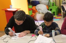 діти створюють 3D малюнки новорічних прикрас