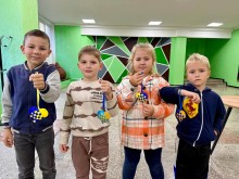 Учасники майстер-класу створюють обереги для захисників