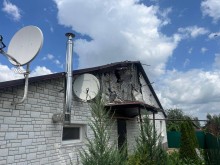 Житловий будинок у якого пошкоджено стіну через російський обстріл.