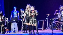 Актори драмтеатру грають ролі на сцені