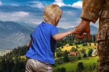 Захисник тримає за руку дитину