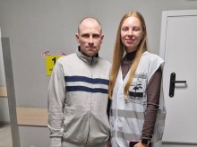 Представниця Донецької облдержадміністрації із звыльненим з полону українцем