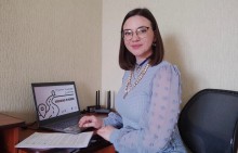 Фахівчиня центру культури та носійка елементу Людмила Савченко на нараді за ноутбуком