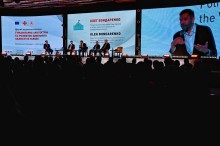 Лед екрани, на яких транслюють дії форуму.