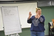 Представник адміністрації біля фліп- чарту записую проблеми молоді