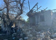 Зруйнований будинок після ворожого обстрілу