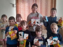 Спільне фото дітей які тримають у руках подарунки від Донецької облдержадміністрації .