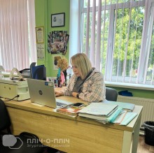 Учасниця зустрічі сидить перед ноутбуком