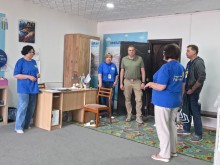 ⁠Заступник голови Донецької облдержадміністрації Олександр Шевченко оглядає кімнату центру