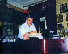 Композитор Іван Карабиць за столом із зошитами