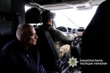 Поліцейський за кермом евакомобіля, де сидить дідусь