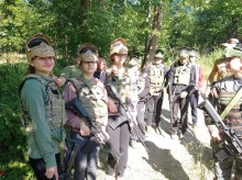 Юнаки та дівчата у спеціальній формі готуються до змагань зі стрільби
