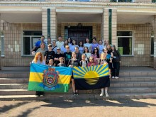 Спільне фото дітей з прапорами Донецької області та Шахівської громади