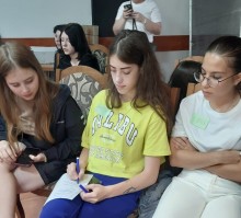 Дівчата занотовують отриману інформацію