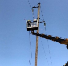 Електроопору ремонтують співробітники ДТЕК.