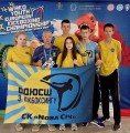 Спортсмени та тренери тримають прапор своєї спортивної школи після змагань
