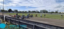 Гонщики змагаються на спеціальних овальних треках.