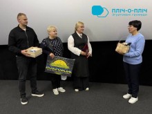 Делегація з Покровська передає подарунки, тримає картину з логотипом Донеччини.