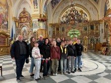 Група людей у релігійній споруді