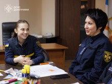 Психолог проводить вправу з рятувальницею